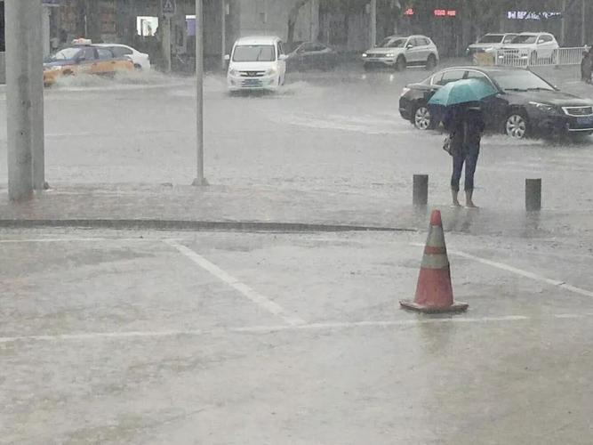 昆山市：女子为给新鞋拍照发朋友圈跌入河中, 你怎么看「暴雨中救人被指摆拍视频」 玻璃企业