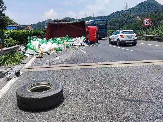 广州：货车轮胎脱落，撞击路沿射中高架立柱车流中三连弹插进来车风挡, 你怎么看「货车高架掉落砸房屋违法吗」 建筑玻璃